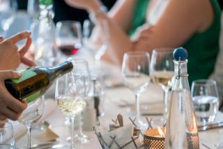 Table dressée avec une bouteille de vin rouge du Languedoc et un plat mijoté