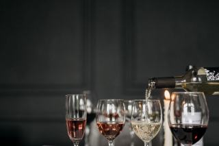 Carafer ou décanter : deux gestes que l'on confond